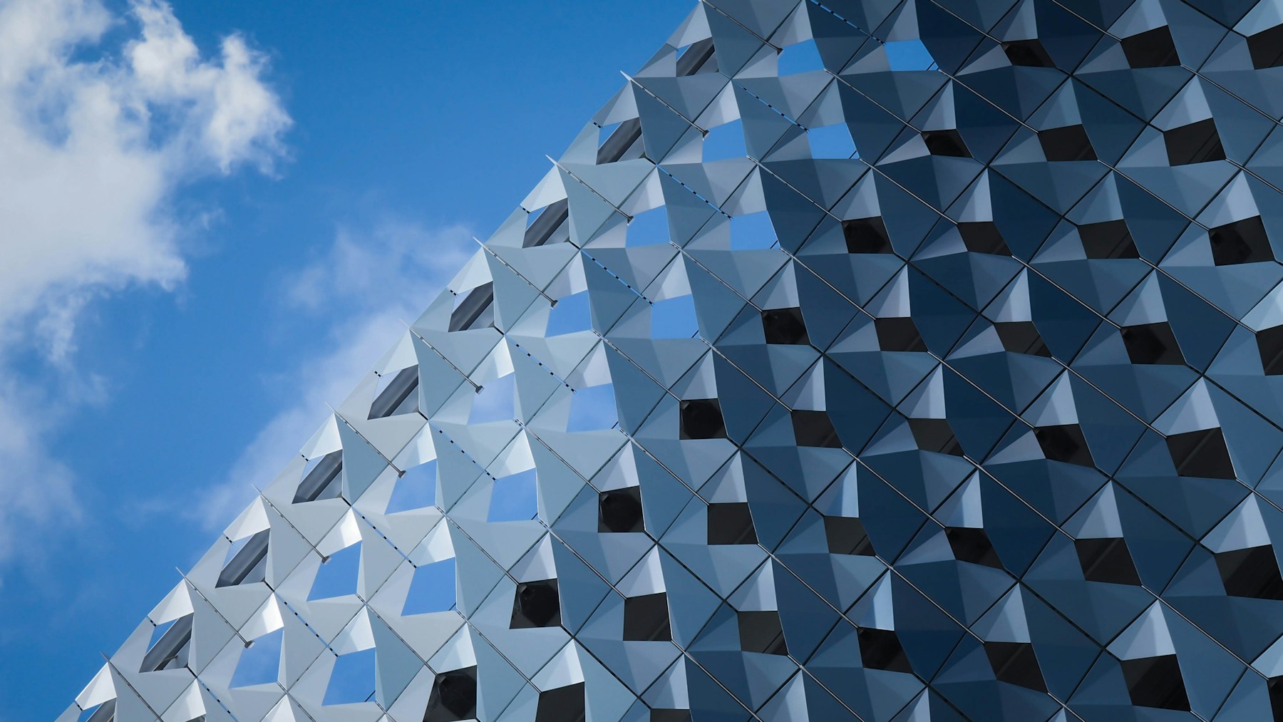 Fachada geométrica y cielo azul en el Miami Design District